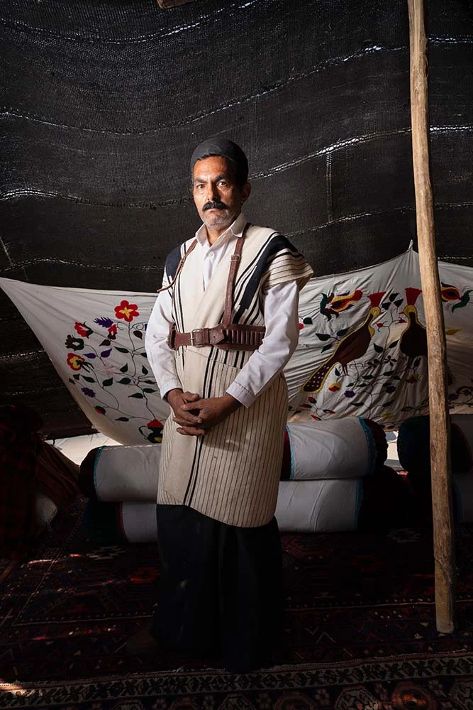 مردی میان سال در لباس محلی چهارمحال بختیاری در چادر عشایر