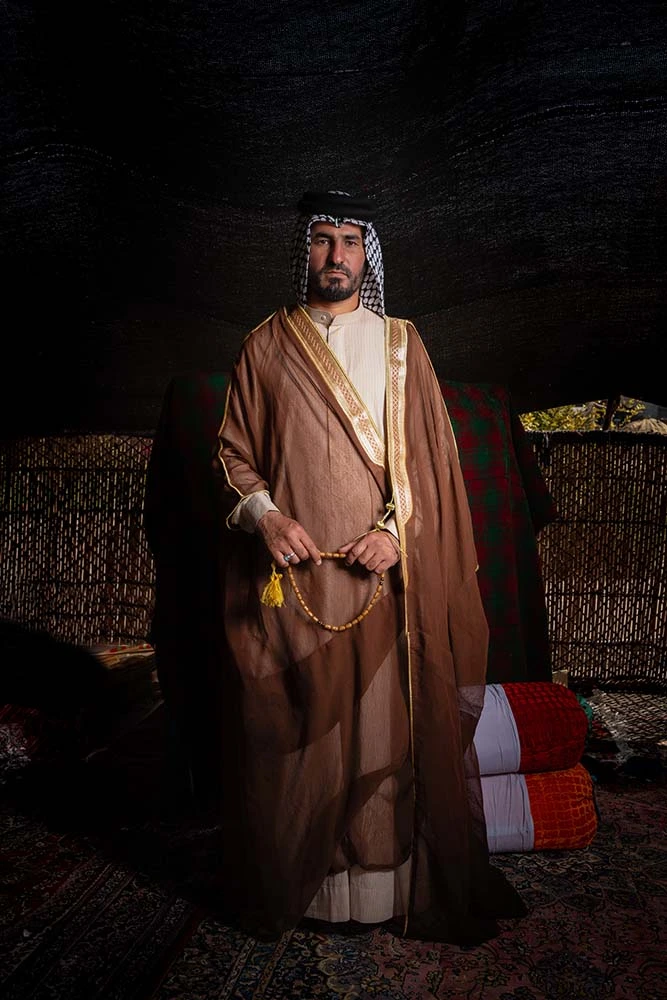 مرد عرب خوزستانی همراه با لباس داخل چادر عشایر عرب